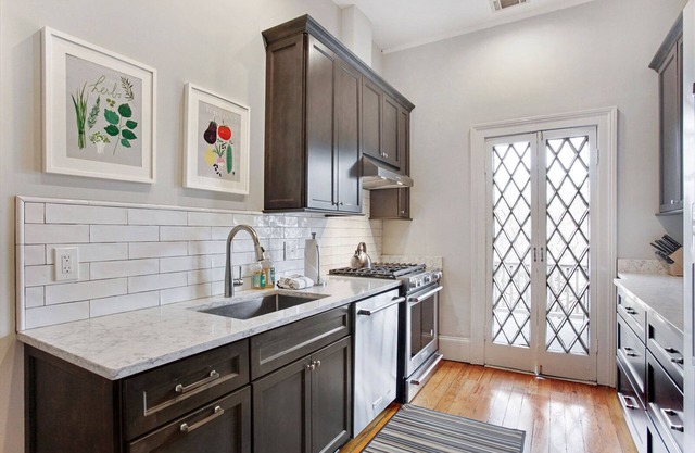 Peaceful & Beautiful Upper Apt! 2 Private Balconies!