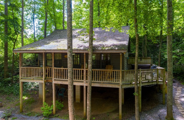 Peaceful cabin-Hot tub - short walk2town-Campfire