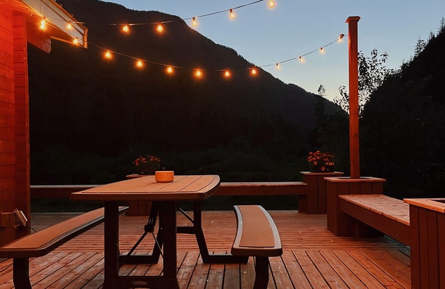 Peaceful cabin in the mountains with pond view. Pet friendly!