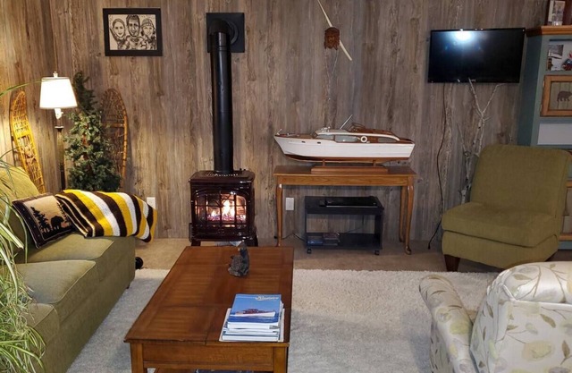 Peaceful Cabin in Thompsonville - Minutes from Crystal Mountain. Sleeps 6