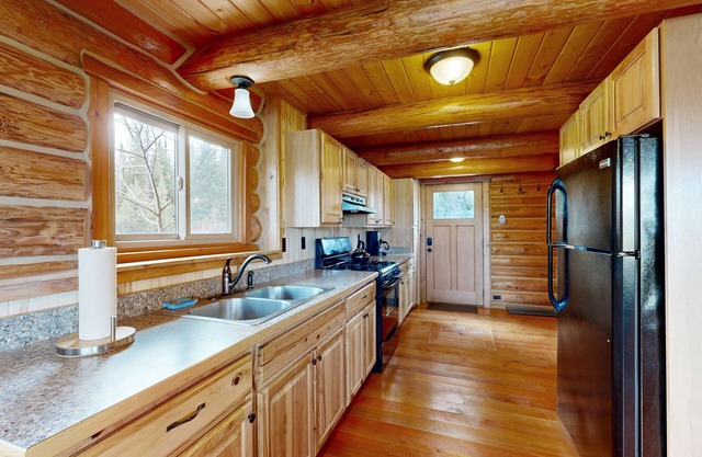 Peaceful cabin on 21 acres with a wood stove - near Glacier National Park