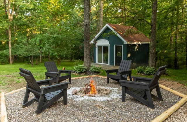 "Peaceful Cabin Retreat:Stylish & Cozy Getaway in the Woods-30 min to Nashville