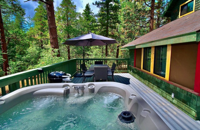 Peaceful Cabin: Vintage Stove, Hot Tub, Walk To Town!