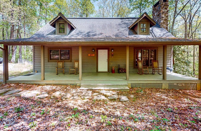 Peaceful cabin with game room, WiFi, fireplace & spacious deck with grill