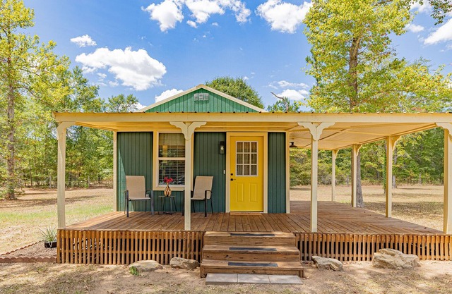 Peaceful cabin with King bed, WiFi, kitchen, fire pit. No extra fees!