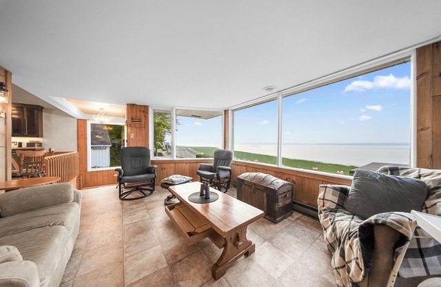 Peaceful Chalet on the St. Lawrence – Spa, Views & Serenity