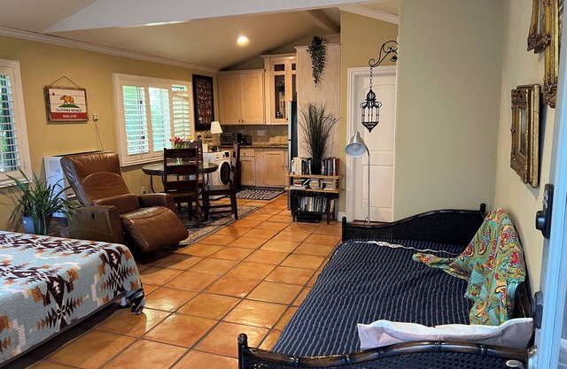 Peaceful cottage in Oakland hills with WiFi access