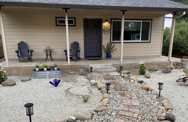 Peaceful Cottage just minutes from walking trails and Sundial Bridge