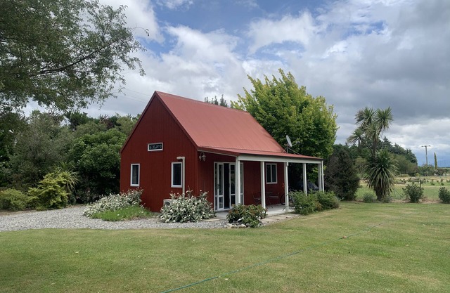 Peaceful Cottage surrounded by gardens on Marlborough wine trail