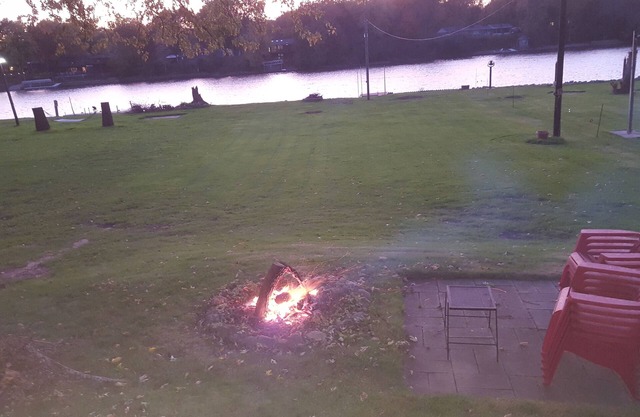 Peaceful Cottage Getaway Sleeps 6 on Scenic Rock River in Rockford Area