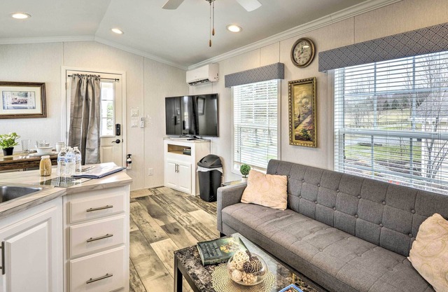 Peaceful Cottage on 100 Acres: Ski Elk Mountain!