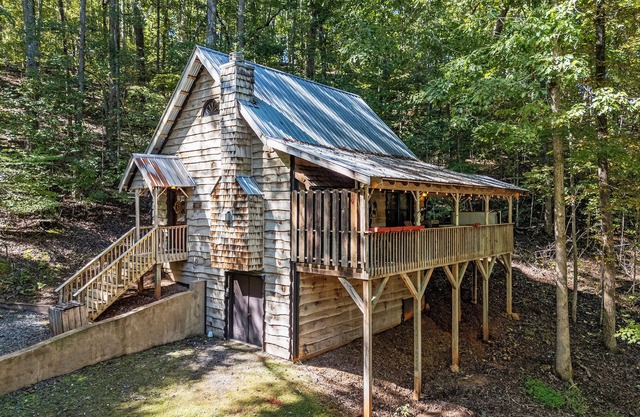 Peaceful Creekside Cabin in Dahlonega, GA *NEW HOT TUB!*