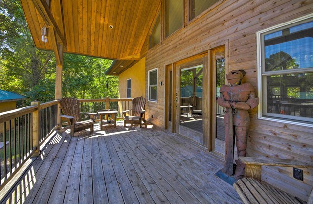 Peaceful Custom Carbondale Home w/Pool, Near SIU!