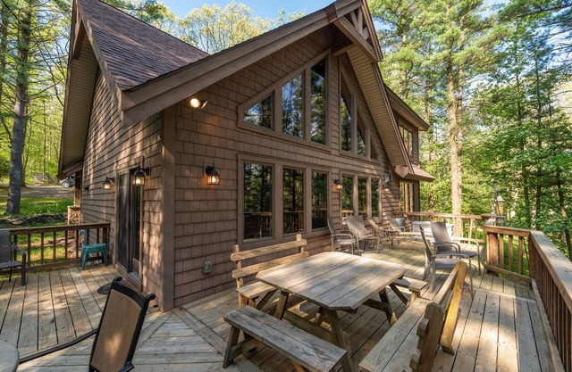Peaceful Easy Feelin': Lakefront, Dock, Pool Table, Horseshoes!