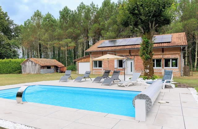 Peaceful Escape at La Résinière: Your Tranquil Retreat in Magescq with Pool and All Modern Comforts