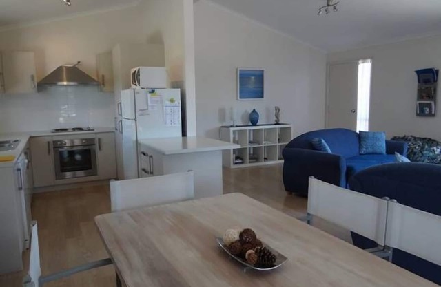 Peaceful family friendly accommodation close to the beach and jetty