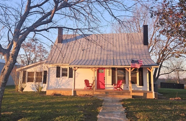 Peaceful Farmhouse in rural setting near Crossville, TN - 3 bedrooms