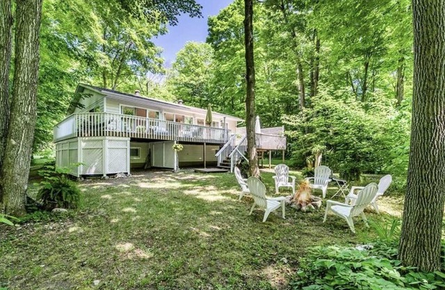 Peaceful French Chalet 10 min from Thunder Beach Georgian Bay