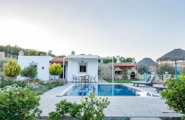 Peaceful fully-equipped villa Erato, Pitsidia - garden, swimming pool, BBQ, Wifi
