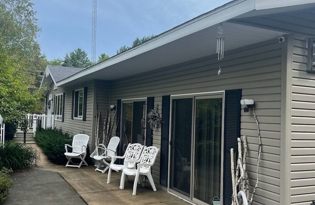 PEACEFUL GATAWAY NEAR CASTLE ROCK LAKE