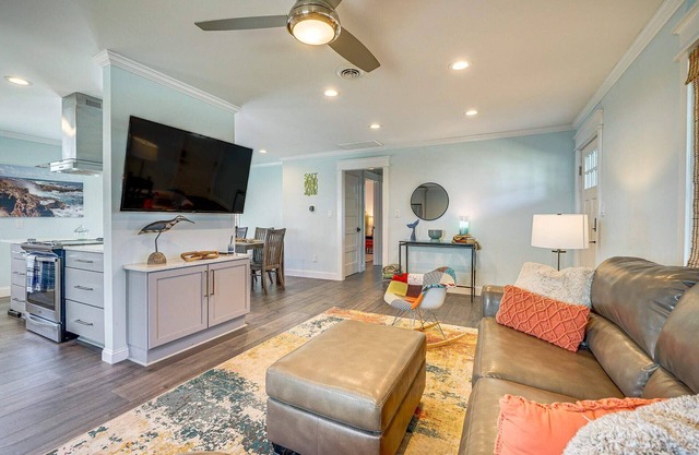 Peaceful Getaway Close to Loop, Beach, Dining