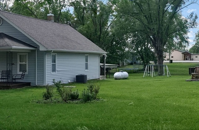 Peaceful Grandmas Cottage 2-bedroom house. Trenton, Mo. Wi-Fi. AC. Sleeps 7