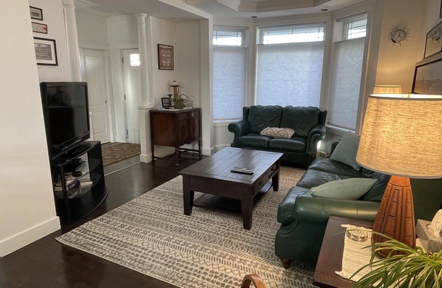 Peaceful Historic 3 Bedroom hideaway, Walkable to Calgary's Greatest Attractions