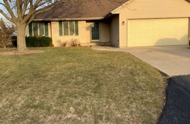 Peaceful home, 4 miles from EAA Aviation Center! Easy access. AirVenture Museum.