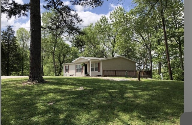 Peaceful home with lake front views! Swimming, fishing, minutes to LCRH