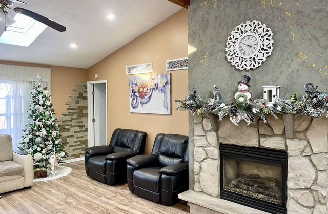 Peaceful house with hot tub, private swimming pool, etc.