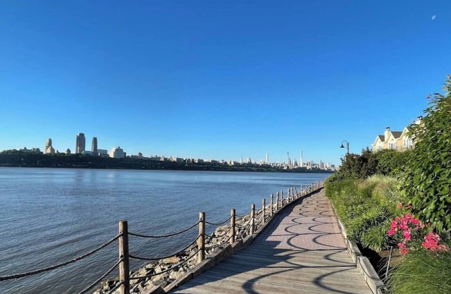 Peaceful Hudson Riverfront Condo Free Parking