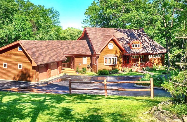 Peaceful Hudson Valley Renovated Home and Barn -Steps from River!