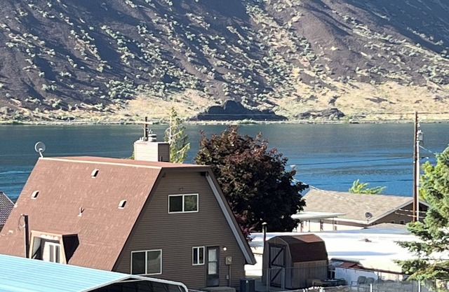Peaceful Lake House with View of Blue Lake. Coulee City, Wa.