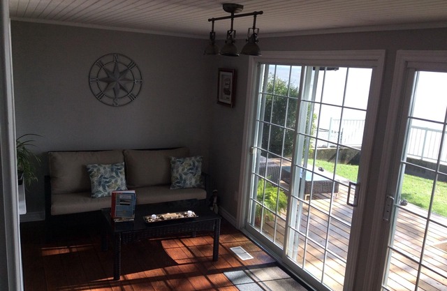Peaceful Lakefront Cottage~Clean & Comfortable, BBQ, FirePit, nr wineries beach