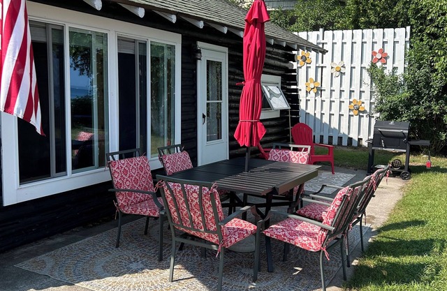 Peaceful Lakefront Getaway 2 B/1 BA