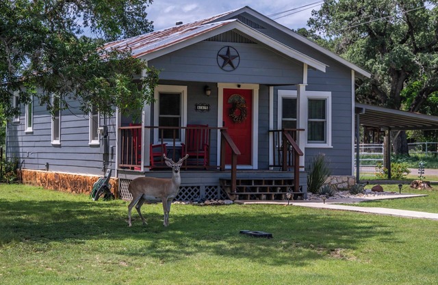 Peaceful Lower Downtown Bandera, King Bed, Pet Friendly w/Large Fenced Yard!