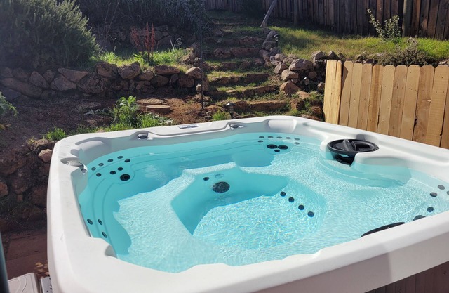 Peaceful Mid-century home w/King bed and Hot tub-Amazing lake views!