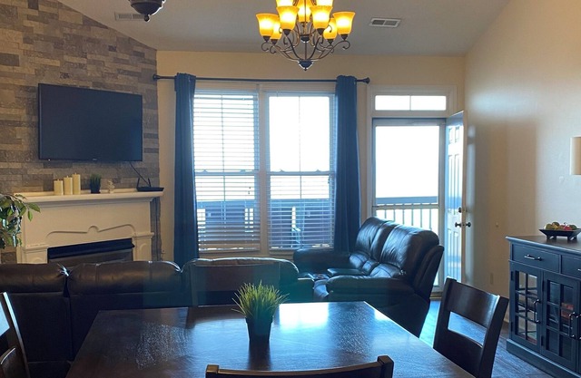 Peaceful mountain condo only 10 minutes to Wilkesboro Motor Speedway.