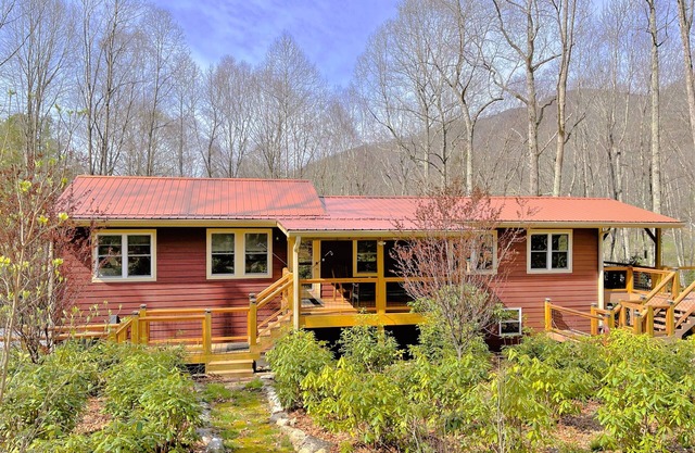 Peaceful Mountain Cabin Nestled on 3.5 Acres - Multi-Tier Deck, Creek Access!