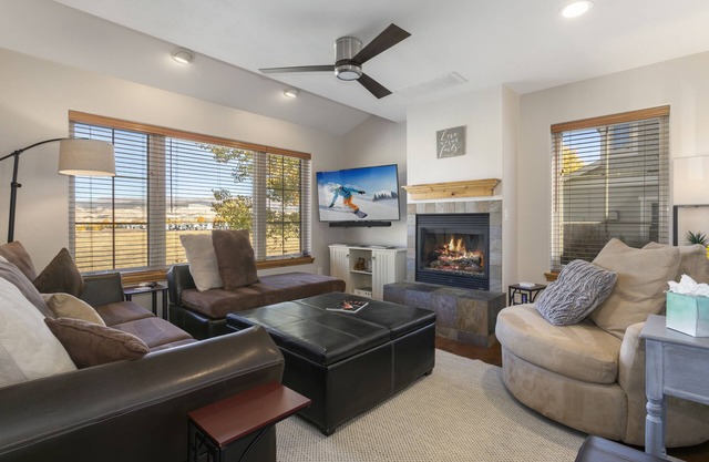 Peaceful Mountain Escape. n28+Day stay with Workspace, Garage and Quiet Comfort.