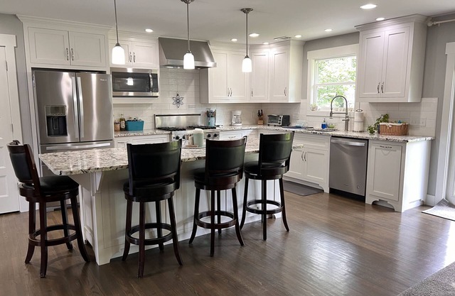 Peaceful Nature Retreat Centrally Located with Pool - Family-Friendly