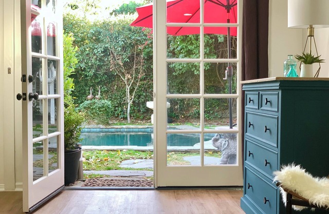 Peaceful oasis, fast WiFi 1-bedroom cottage in Studio City with Pool