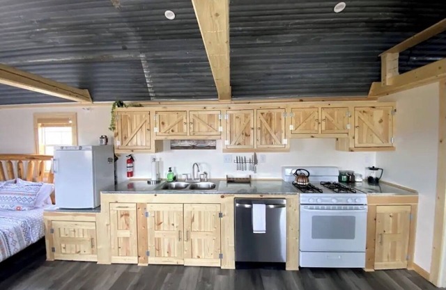 Peaceful off-grid cabin at Alamo Alpaca Ranch PET FRIENDLY