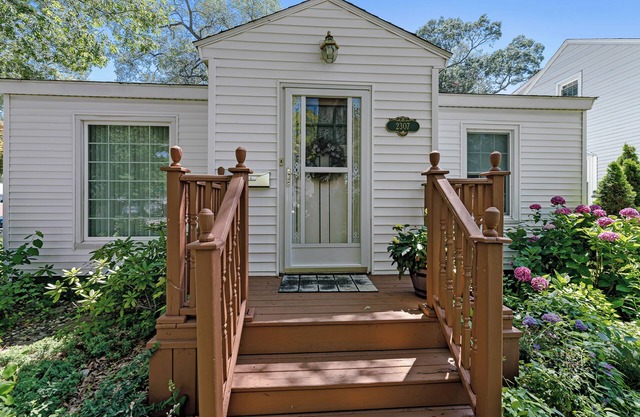 Peaceful Pastel - Cheerful Cottage Close to Pere Marquette and Muskegon Lake - Pet Friendly