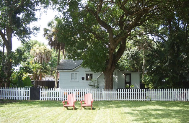 Peaceful Pet-Friendly 2BR Home in Historic Sailboat Bend - 10 to 15 Min to Beach