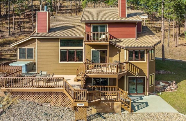 Peaceful Pines 5 BR Home with Hot Tub