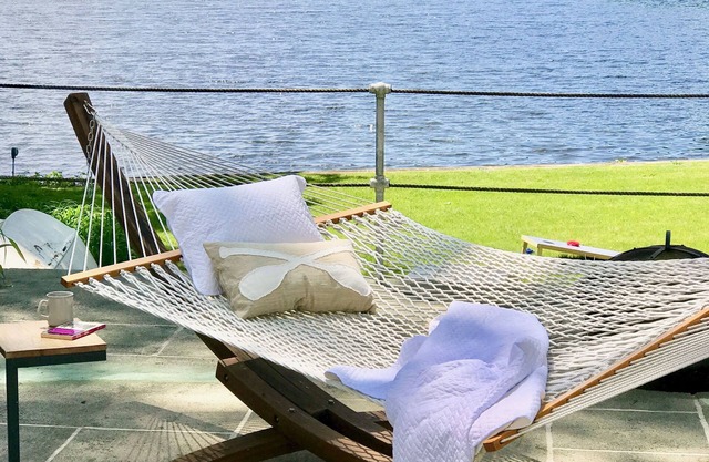 Peaceful Pinewood Retreat 1 hour from NYC, close to Yale, SHU, & FU!