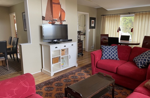Peaceful, private, and safe retreat with beach access and central location