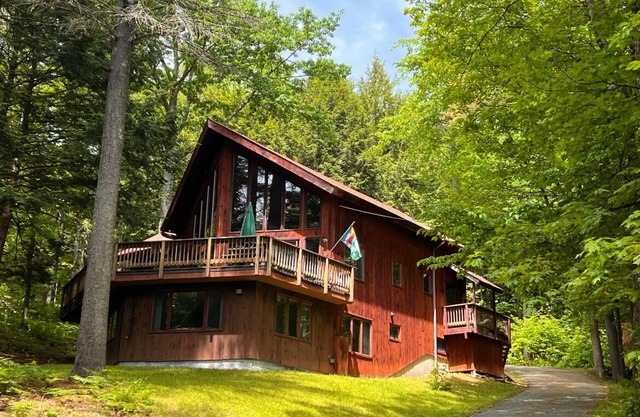 Peaceful private escape in our spacious 6 Bedroom Home in Quechee Vermont