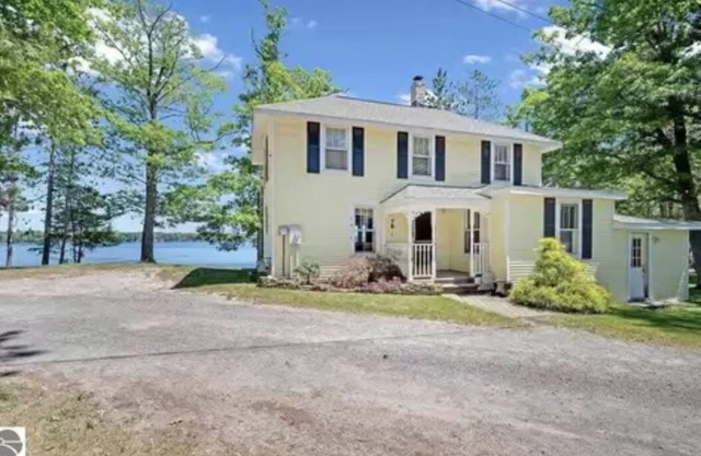 Peaceful, Private Lakeside Retreat on Beautiful Long Lake
